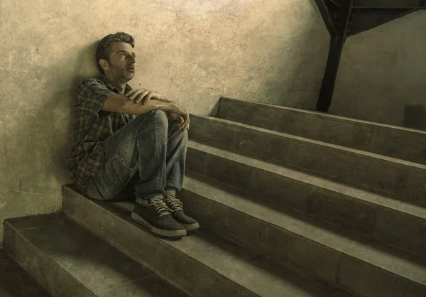 Hombre desesperado sentado al aire libre en la escalera de la esquina grunge oscura sensación de malestar sufrimiento depresión problema y crisis de ansiedad en el concepto de salud mental —  Fotos de Stock