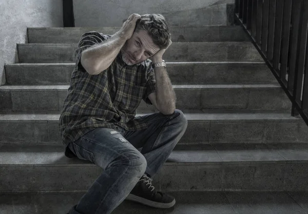 Retrato dramático de jovem deprimido e paranóico homem no escuro grunge rua canto escadaria sentindo doente sofrendo depressão e ansiedade crise — Fotografia de Stock