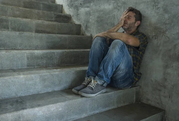 어두운 그런 지 거리 코너 계단에 야외에 앉아 젊은 우울하고 절망적 인 남자의 극적인 초상화 아픈 고통 우울증 문제와 불안 위기 느낌 — 스톡 사진