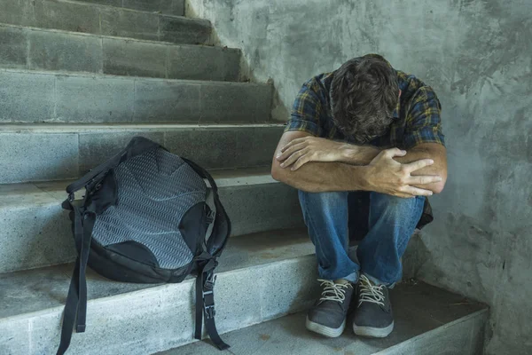 Campaña vs homofobia con un joven estudiante universitario triste y deprimido sentado en la escalera víctima desesperada de acoso que sufre acoso y abuso — Foto de Stock