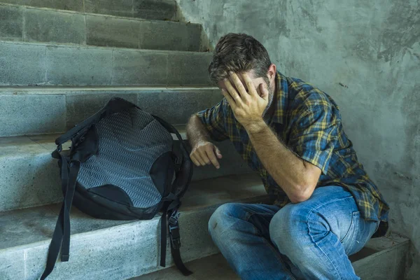 Kampagne gegen Homophobie mit einem jungen traurigen und depressiven College-Studenten, der auf einer Treppe sitzt und verzweifelt Opfer von Mobbing und Missbrauch wird — Stockfoto