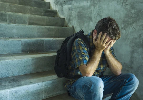 Campaña vs homofobia con un joven estudiante universitario triste y deprimido sentado en la escalera víctima desesperada de acoso que sufre acoso y abuso — Foto de Stock