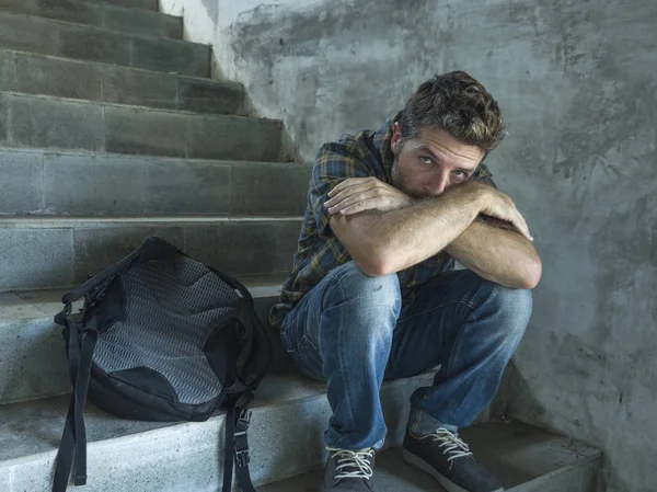 Кампания против гомофобии с молодым грустным и подавленным студентом колледжа, сидящим на лестнице, отчаянной жертвой преследования, страдающим от издевательств и жестокого обращения — стоковое фото