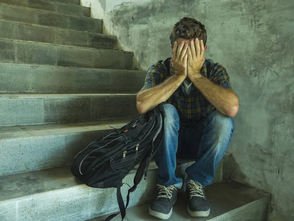 Campanha vs homofobia com jovem estudante universitário triste e deprimido sentado em escadaria vítima desesperada de assédio que sofre bullying e abuso — Fotografia de Stock