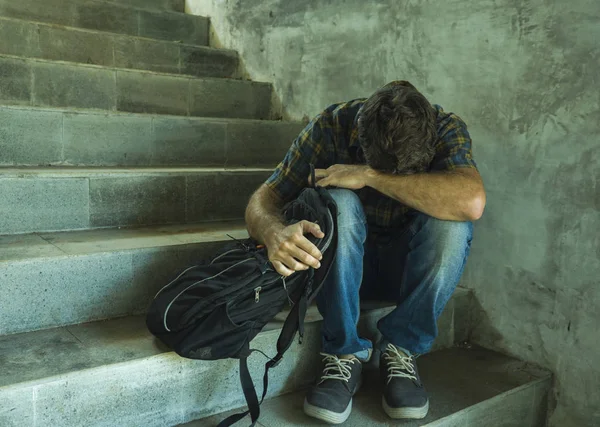 Campaña vs homofobia con un joven estudiante universitario triste y deprimido sentado en la escalera víctima desesperada de acoso que sufre acoso y abuso — Foto de Stock