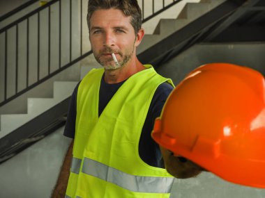 Genç çekici ve mutlu oluşturucu adam veya oluşturucu mavi yakalı iş yaşam tarzı bina kask ve yelek giyen güvenle gülümseyerek poz Kurumsal portre