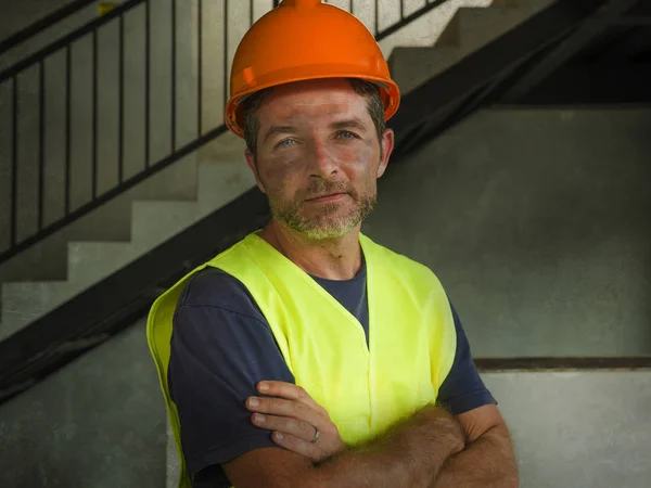 年轻迷人和快乐的建设者或建设者摆出自信的微笑穿着建筑头盔和背心在蓝领工作生活方式的企业肖像 — 图库照片