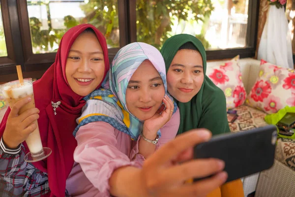 Estudante adolescente muçulmano namoradas selfie - meninas indonésias muito asiáticas no tradicional lenço cabeça hijab islâmico tomando selfie juntos — Fotografia de Stock