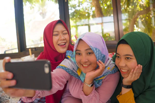 Musulmana adolescente estudiante novias selfie - bastante asiática indonesia niñas en tradicional islámica hijab cabeza bufanda tomando selfie juntos — Foto de Stock