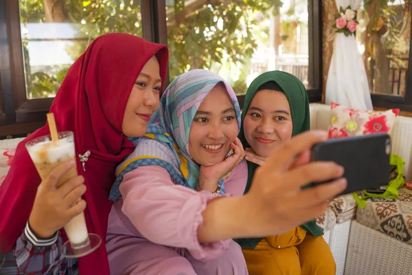 Estudante adolescente muçulmano namoradas selfie - meninas indonésias muito asiáticas no tradicional lenço cabeça hijab islâmico tomando selfie juntos — Fotografia de Stock