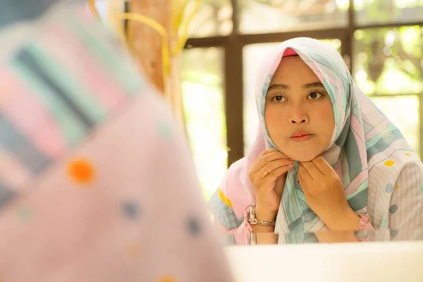 Cerminan muda bahagia dan indah Muslim wanita dalam hijab tradisional menyesuaikan kepala syal dalam keindahan dan mode konsep tersenyum dalam ekspresi wajah manis — Stok Foto