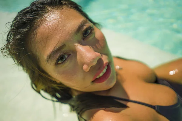 Fiatal szép és boldog ázsiai indonéz nő bikini úszás trópusi szigeten medence üdülő élvező luxus és egzotikus Nyári szünidő — Stock Fotó