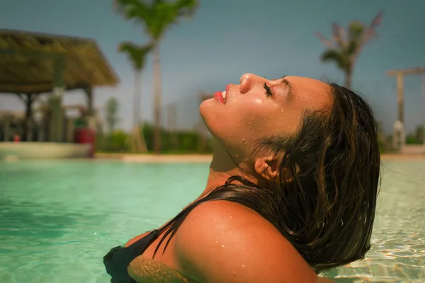 Joven hermosa y feliz asiático indonesia mujer en bikini natación en tropical isla piscina resort disfrutando de lujo y exótico vacaciones de verano —  Fotos de Stock