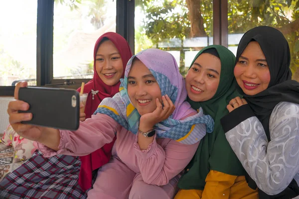 Mulher muçulmana e suas filhas adolescentes. Irmãs indonésias asiáticas felizes tirando selfie com sua mãe vestindo tradicional lenço cabeça hijab islâmico nas férias — Fotografia de Stock