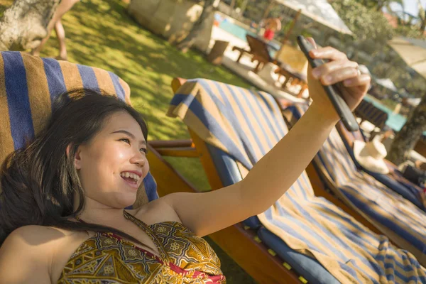 Fiatal szép és boldog turista ázsiai koreai nő vesz selfie trópusi üdülőhely medence függőágy mosolygó gondtalan és természetes nyári ünnepek menekülés — Stock Fotó