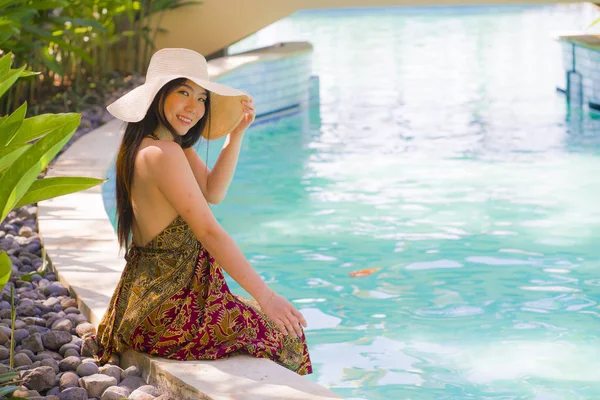 Stile di vita ritratto di giovane bella e felice asiatica coreana donna turistica sorridente allegro e naturale godendo vacanza estiva fuga al resort tropicale di lusso — Foto Stock