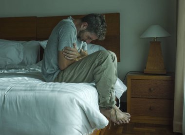 30'lardan 40'lı ve 40'lı arası dramatik yaşam tarzı portresi yatakta üzgün oturan endişeli ve umutsuz acı depresyon sorunu