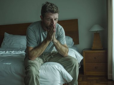 yatakta depresif oturan adam dramatik yaşam tarzı portre umutsuz duygu üzgün acı anksiyete krizi ve depresyon sorunu ağlıyor 