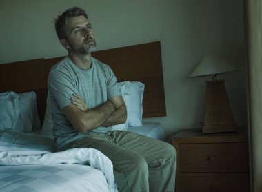 yatakta feeli oturan yakışıklı adam dramatik yaşam tarzı portre