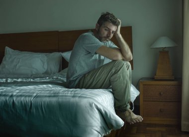 yatakta feeli oturan yakışıklı adam dramatik yaşam tarzı portre