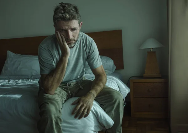 Δραματικό τρόπο lifestyle πορτρέτο του 30s να 40s όμορφος άντρας καθισμένος λυπημένος στο κρεβάτι νιώθοντας ανήσυχος και απελπισμένη ταλαιπωρία κατάθλιψη πρόβλημα — Φωτογραφία Αρχείου