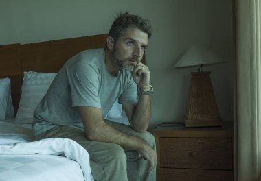 30'lardan 40'lı ve 40'lı arası dramatik yaşam tarzı portresi yatakta üzgün oturan endişeli ve umutsuz acı depresyon sorunu 