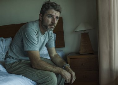 30'lardan 40'lı ve 40'lı arası dramatik yaşam tarzı portresi yatakta üzgün oturan endişeli ve umutsuz acı depresyon sorunu 