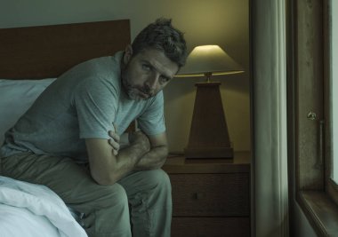 30'lardan 40'lı ve 40'lı arası dramatik yaşam tarzı portresi yatakta üzgün oturan endişeli ve umutsuz acı depresyon sorunu 