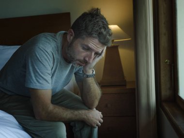 30'lardan 40'lı ve 40'lı arası dramatik yaşam tarzı portresi yatakta üzgün oturan endişeli ve umutsuz acı depresyon sorunu 