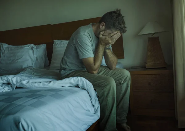 Dramático estilo de vida retrato de homem sentado deprimido na cama chorando sentimento desesperado triste sofrimento ansiedade crise e depressão problema — Fotografia de Stock