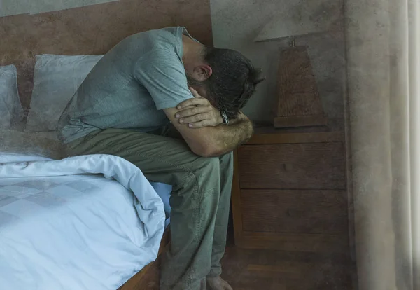 Attraktive depressive und traurige Mann zu Hause sitzt auf dem Bett weinen verzweifelten Leiden Depressionen Problem — Stockfoto