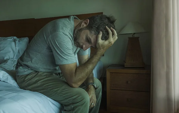 Mode de vie dramatique portrait de l'homme assis déprimé sur le lit pleurer désespéré sentiment triste souffrance anxiété crise et dépression problème — Photo