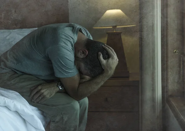 Vonzó depressziós és szomorú ember otthon ül az ágyon sírt, kétségbeesett szenvedés depresszió probléma — Stock Fotó