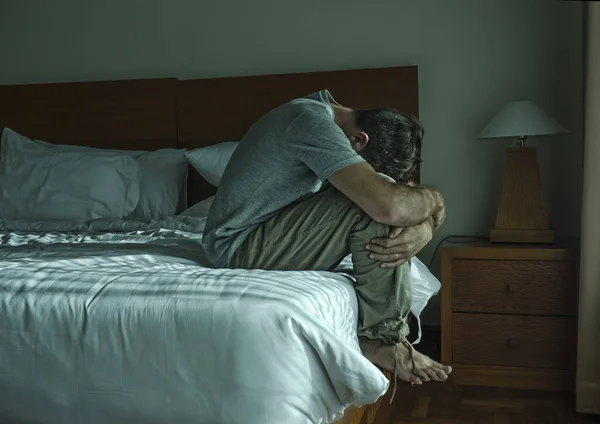 Dramático estilo de vida retrato de homem sentado deprimido na cama chorando sentimento desesperado triste sofrimento ansiedade crise e depressão problema — Fotografia de Stock