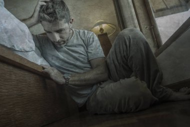 genç depresif ve umutsuz adam yatak yanında yatak katında oturan depresyon ve anksiyete duygu bunalmış ve çaresiz duygu acı
