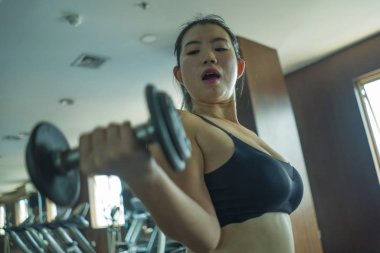 genç güzel ayna portre ve uygun Asya Japon kadın otel spor salonu veya fitness merkezi halter kaldırma vücut bina kapalı egzersiz yapıyor çok çalışıyor
