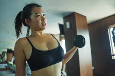 genç güzel ve uygun Asyalı Koreli kadın ayna portre otel spor salonu veya fitness merkezi halter kaldırma vücut bina kapalı egzersiz yapıyor çok çalışıyor