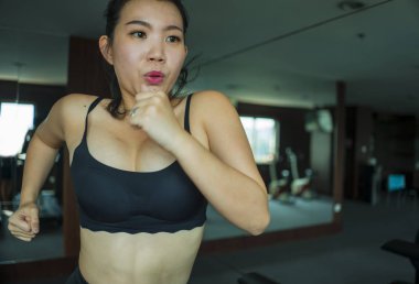 genç çekici ve uygun Asya Çinli kadın otel spor salonu veya fitness kulübü koşu koşu egzersiz sağlıklı yaşam tarzı ve vücut bakımı zor koşu egzersiz yapıyor