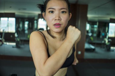 genç çekici ve uygun Asyalı Koreli kadın otel spor salonu veya fitness kulübü koşu koşu egzersiz sağlıklı yaşam tarzı ve vücut bakımı zor koşu egzersiz yapıyor