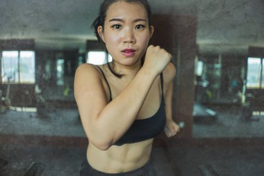genç çekici ve uygun Asyalı Koreli kadın otel spor salonu veya fitness kulübü koşu koşu egzersiz sağlıklı yaşam tarzı ve vücut bakımı zor koşu egzersiz yapıyor