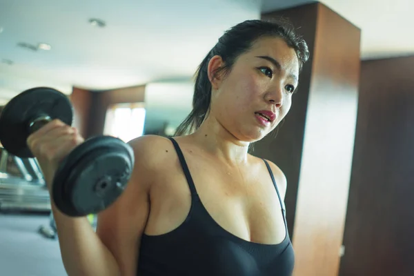 Καθρέφτης πορτρέτο της νεαρής όμορφη και Fit Ασίας Κορέας γυναίκα που εργάζονται σκληρά στο γυμναστήριο του ξενοδοχείου ή γυμναστήριο ανύψωση αλατών κάνει κτίριο σώμα σε εσωτερικούς χώρους προπόνηση — Φωτογραφία Αρχείου