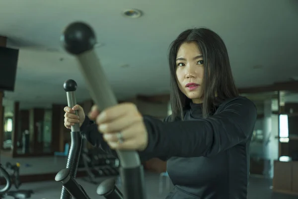 Νέοι ελκυστική και Fit Ασίας Κορέας γυναίκα κάνει τρέξιμο προπόνηση στο γυμναστήριο του ξενοδοχείου ή Fitness Club τζόκινγκ σε διάδρομο προπόνησης σκληρά στον υγιεινό τρόπο ζωής και τη φροντίδα του σώματος — Φωτογραφία Αρχείου