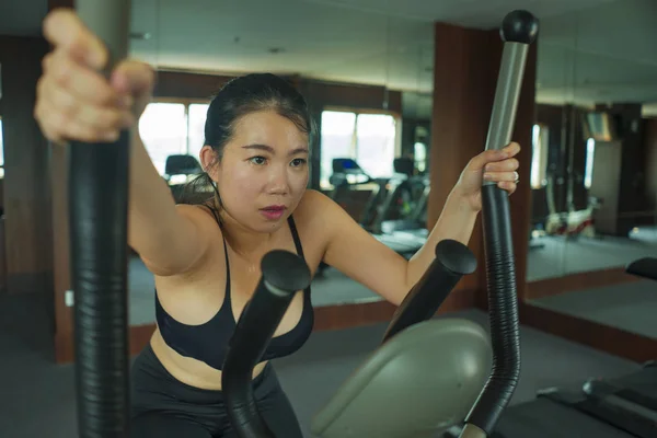 Πορτρέτο των νέων όμορφη και ελκυστική Ασίας κινεζική γυναίκα εκπαίδευση στο γυμναστήριο του ξενοδοχείου ή Fitness Club δουλεύοντας σκληρά στην καρδιοχειρουργική μηχανή στον αθλητισμό και υγιεινό τρόπο ζωής — Φωτογραφία Αρχείου