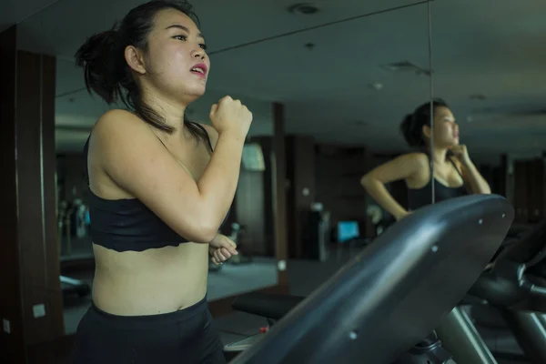 Γυμναστήριο προπόνηση πορτρέτο των νέων όμορφη και σπορ Ασίας Κορέας γυναίκα που τρέχει στο γυμναστήριο κλαμπ τζόκινγκ σε διάδρομο εκπαίδευση σε υγιεινό τρόπο ζωής και φροντίδα σώματος αντίληψη — Φωτογραφία Αρχείου