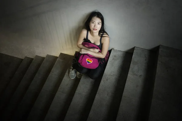 Respect de la campagne de discrimination homosexuelle et anti-sexuelle. Jeune belle déprimé et effrayé asiatique étudiant femme avec gay drapeau sur son sac à dos — Photo