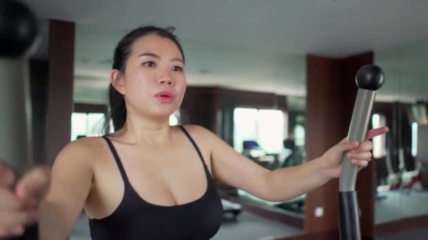 健身房锻炼镜头年轻美丽和汗水的亚洲韩国妇女训练在酒店或健身俱乐部努力工作在有氧椭圆机在运动和健康的生活方式概念 — 图库视频影像
