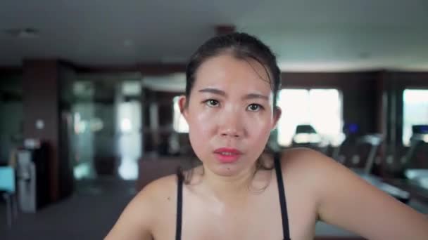 Gym Workout Shot Van Jonge Mooie Zweterige Aziatische Koreaanse Vrouw — Stockvideo