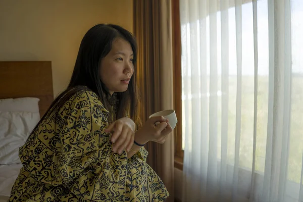 Matin style de vie portrait de jeune belle et naturelle asiatique coréenne boire du café au lit après le réveil souriant heureux et joyeux profiter de la vue détendue — Photo