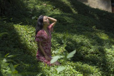 genç güzel ve mutlu Asyalı Çinli kadın şık elbise macera tatil gezisi zevk tropikal ada ormanda taze ve rahat duygu doğakeşfetmek