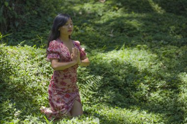 genç güzel ve mutlu Asyalı Koreli kadın tropik ada ormanda doğakeşfetmek taze ve rahat yoga ve meditasyon pratik hissi